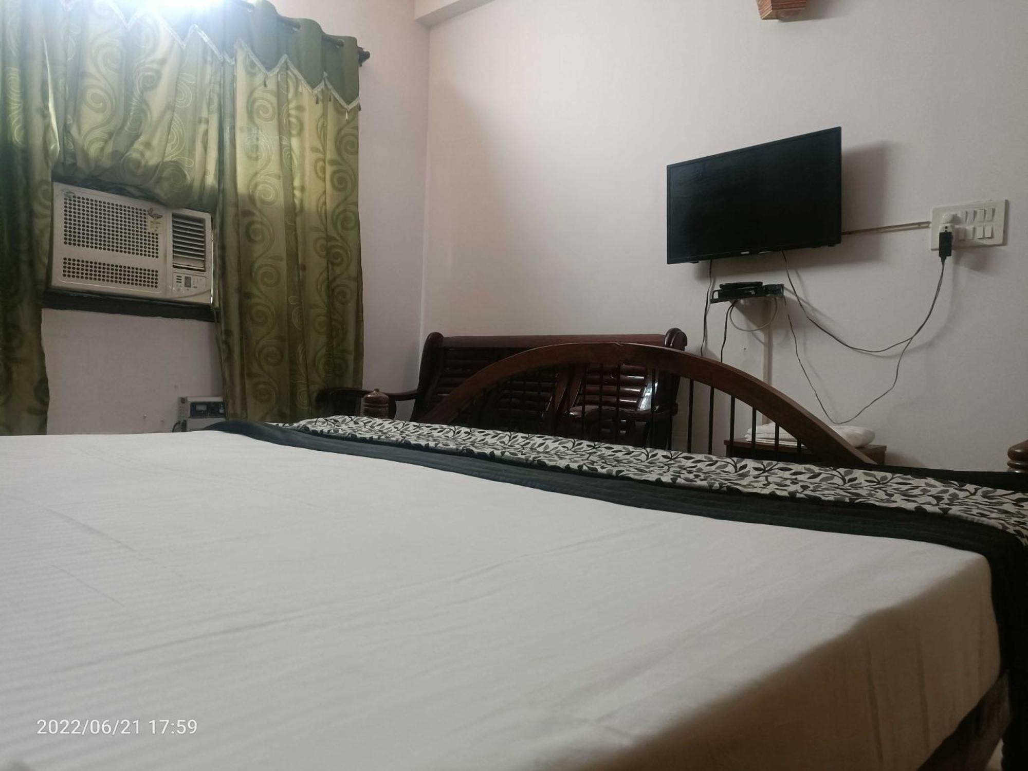 Oyo Metro View Residency Near Snow World Hotel Noida Bagian luar foto