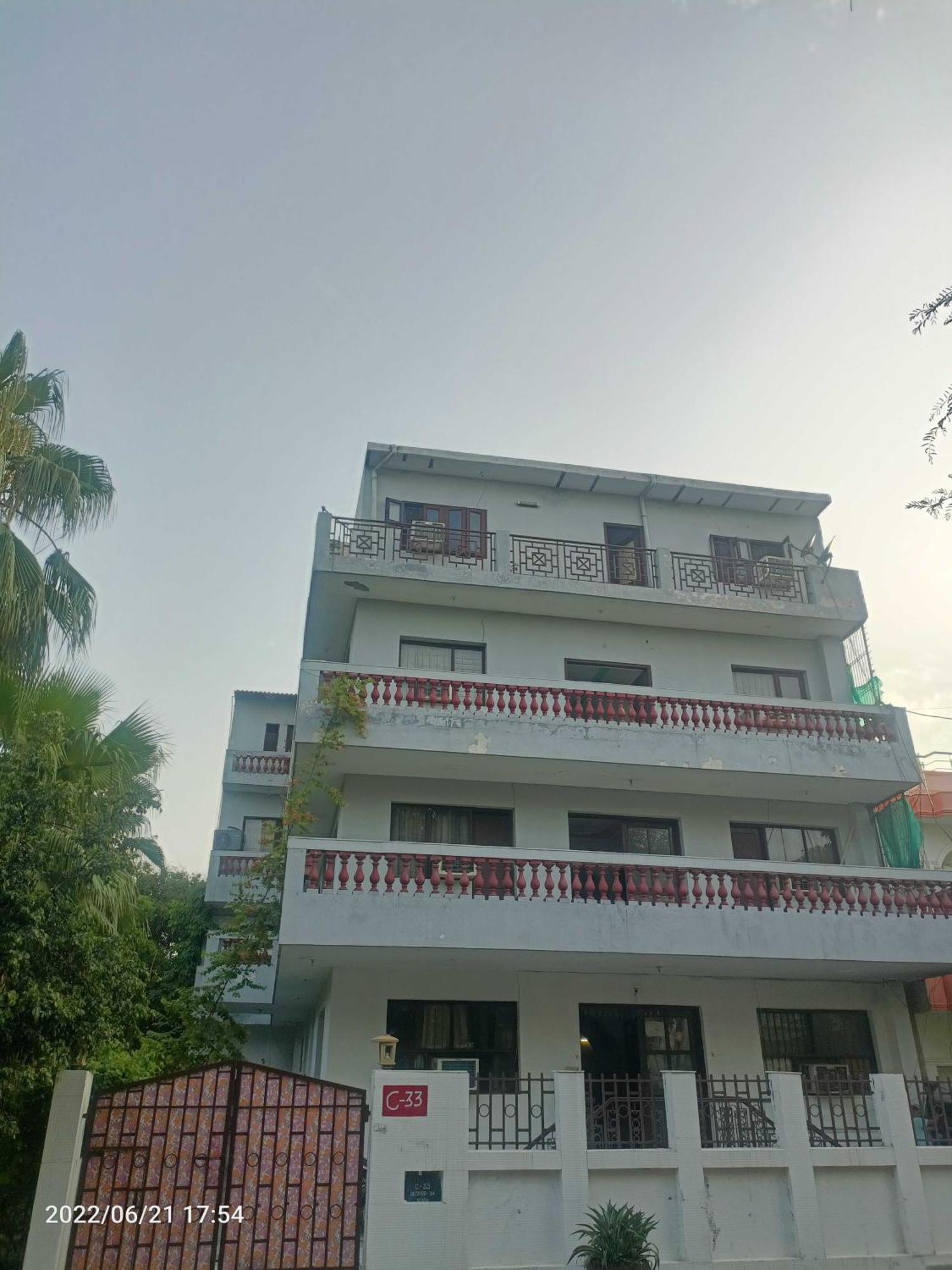 Oyo Metro View Residency Near Snow World Hotel Noida Bagian luar foto