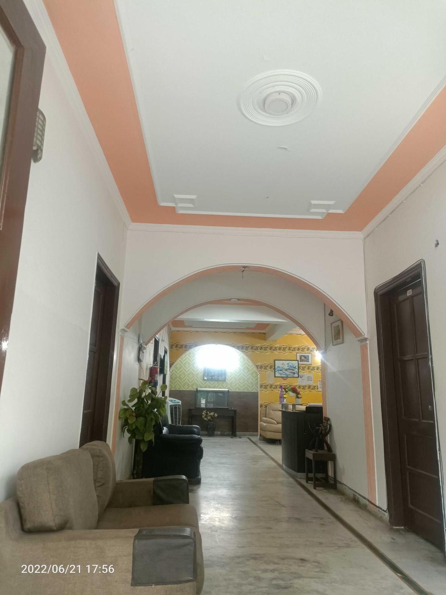 Oyo Metro View Residency Near Snow World Hotel Noida Bagian luar foto