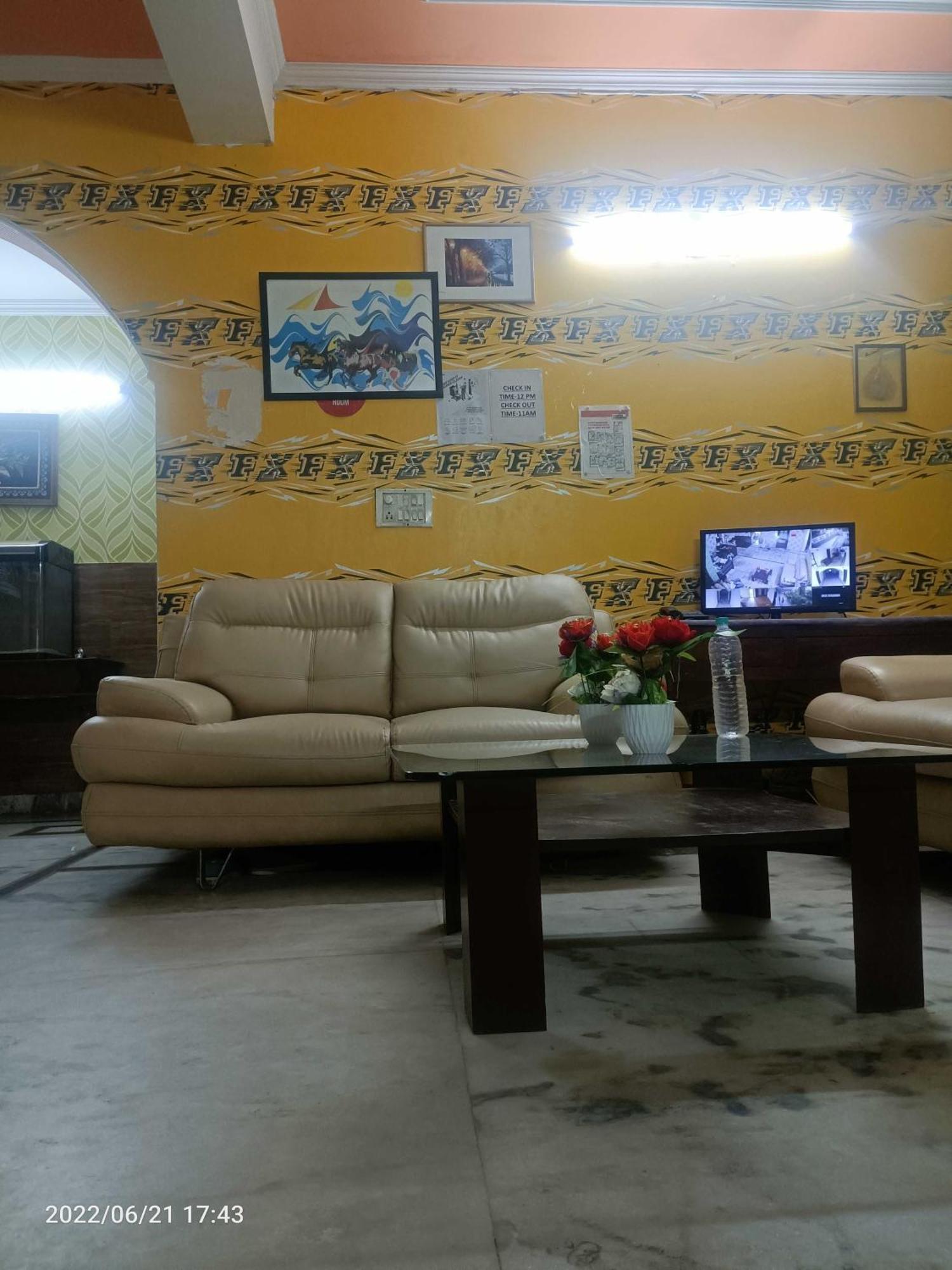 Oyo Metro View Residency Near Snow World Hotel Noida Bagian luar foto