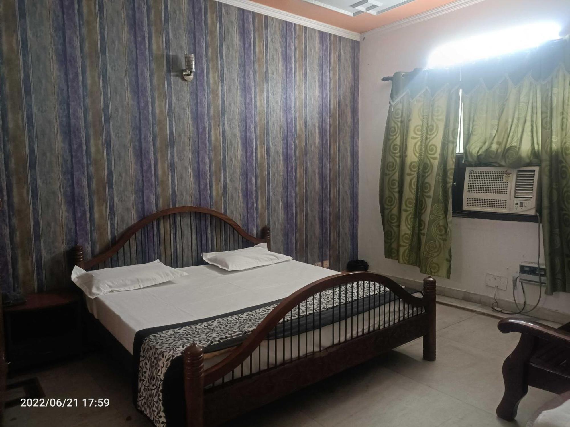 Oyo Metro View Residency Near Snow World Hotel Noida Bagian luar foto
