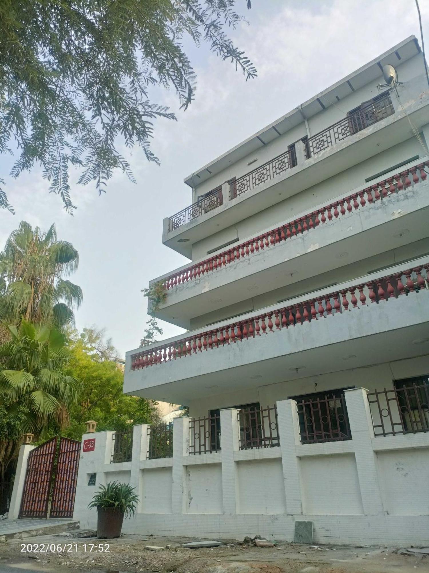 Oyo Metro View Residency Near Snow World Hotel Noida Bagian luar foto