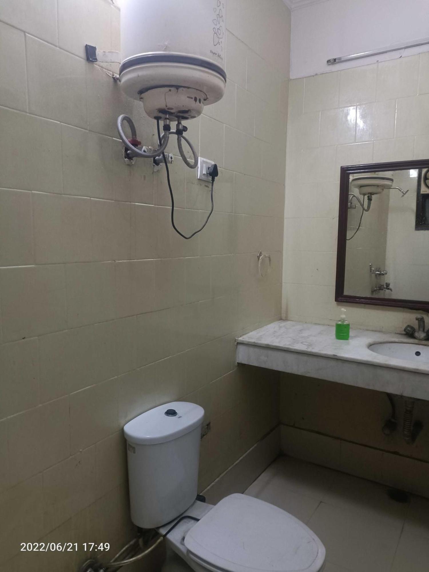 Oyo Metro View Residency Near Snow World Hotel Noida Bagian luar foto