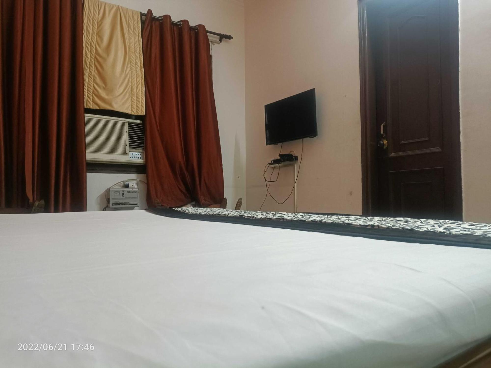 Oyo Metro View Residency Near Snow World Hotel Noida Bagian luar foto