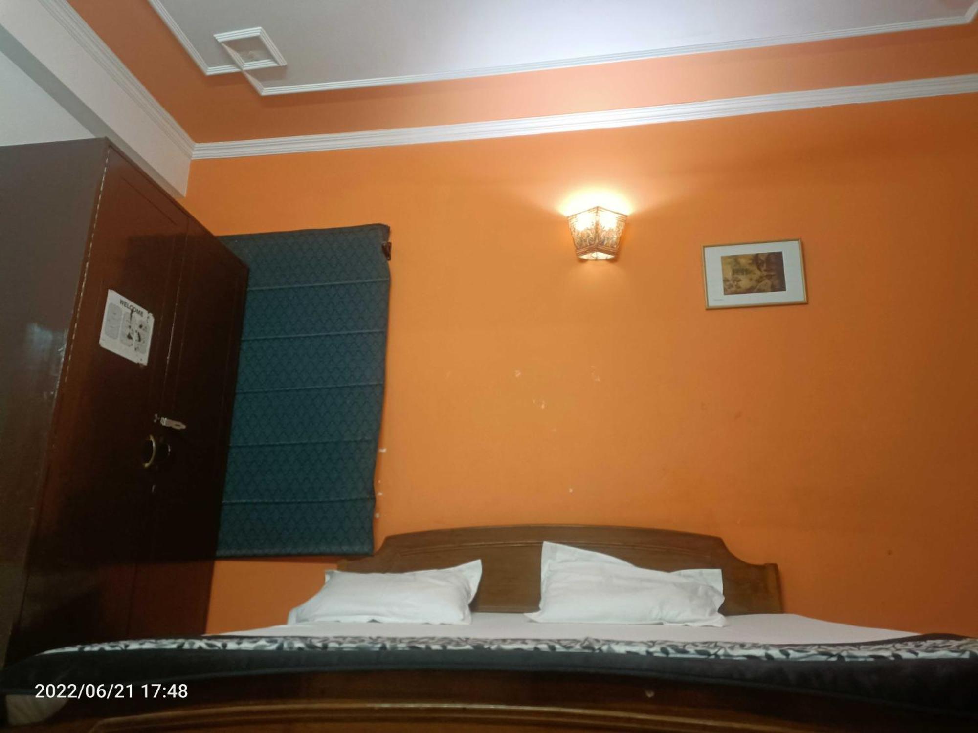 Oyo Metro View Residency Near Snow World Hotel Noida Bagian luar foto