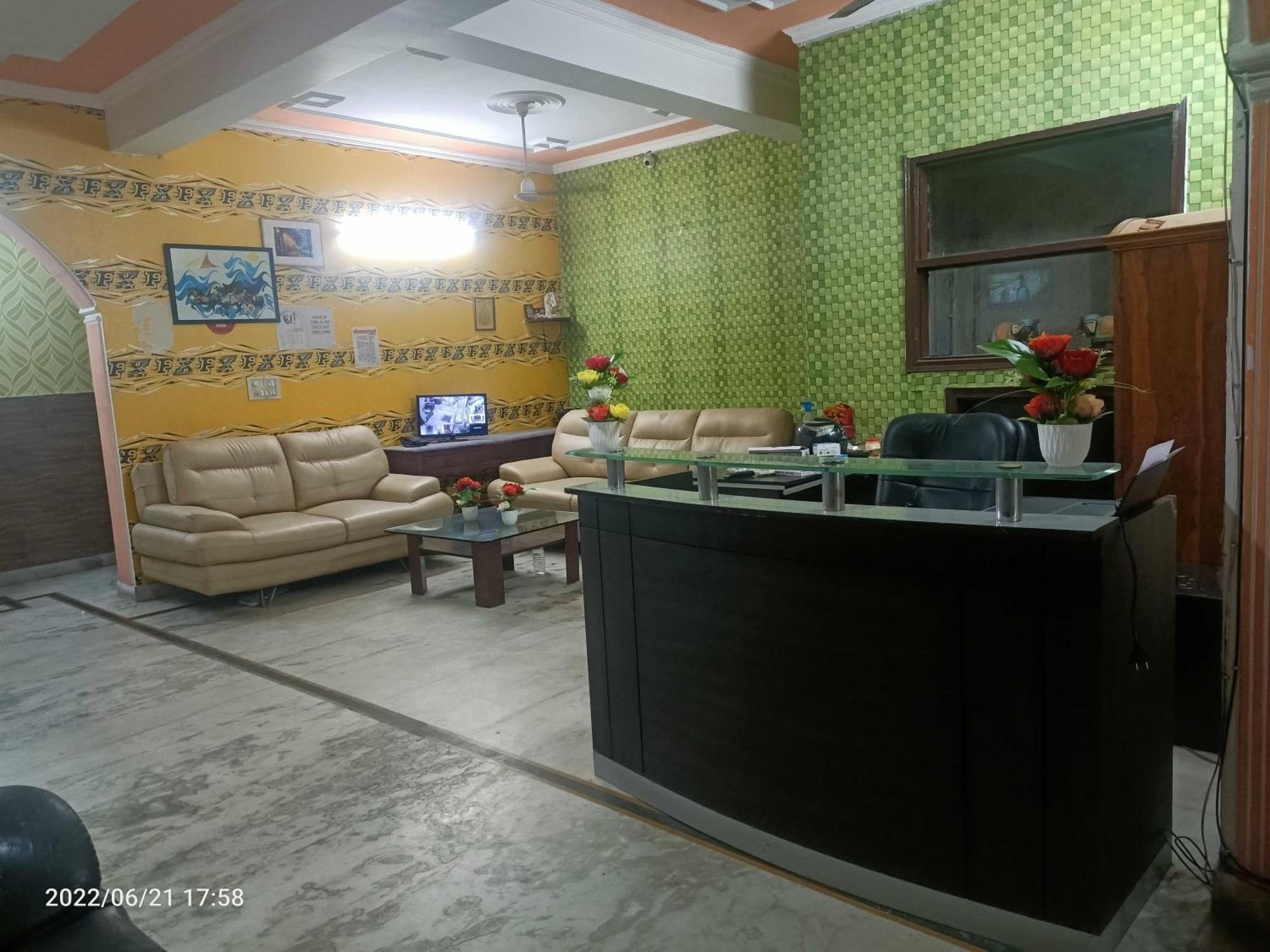 Oyo Metro View Residency Near Snow World Hotel Noida Bagian luar foto
